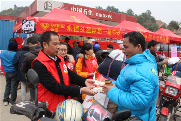 市總工會副主席慰問返鄉(xiāng)農民工