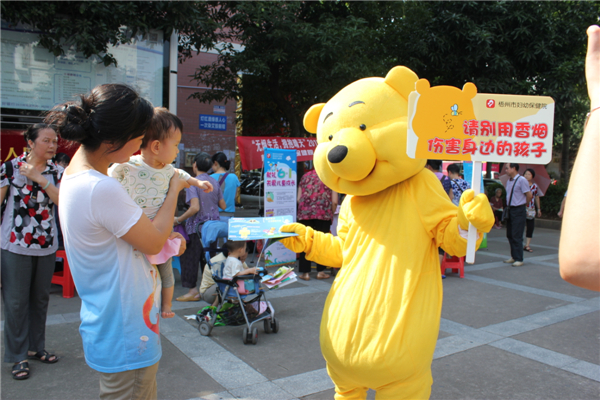 5月29日，梧州市婦幼保健院到潘塘公園參與衛(wèi)生系統(tǒng)開展的世界無煙日宣傳活動，該院醫(yī)務(wù)人員扮成可愛的卡通造型，呼吁市民為孩