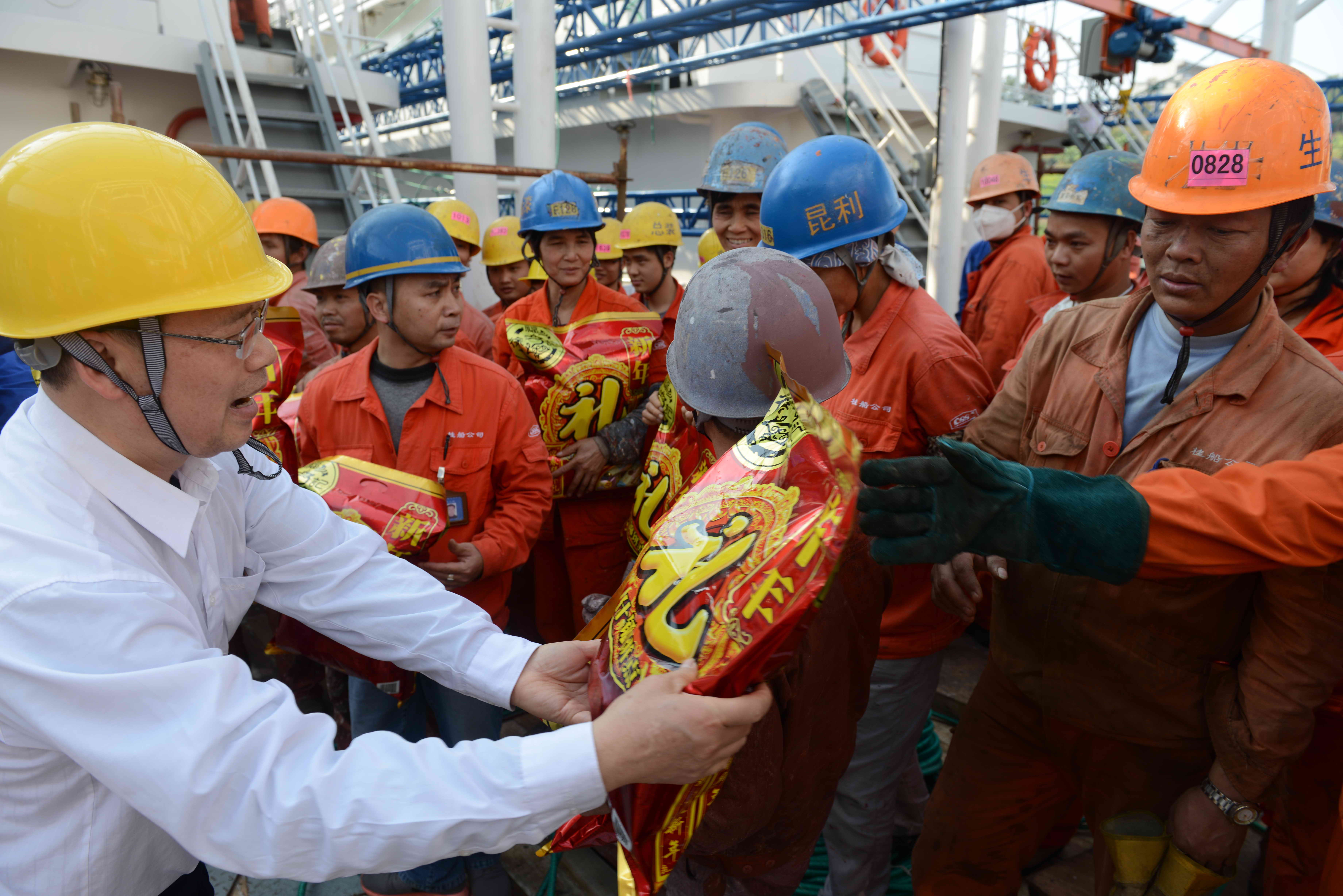 梧州市總工會(huì)黨組書記、常務(wù)副主席朱明勝為一線職工贈(zèng)送新春禮包.jpg