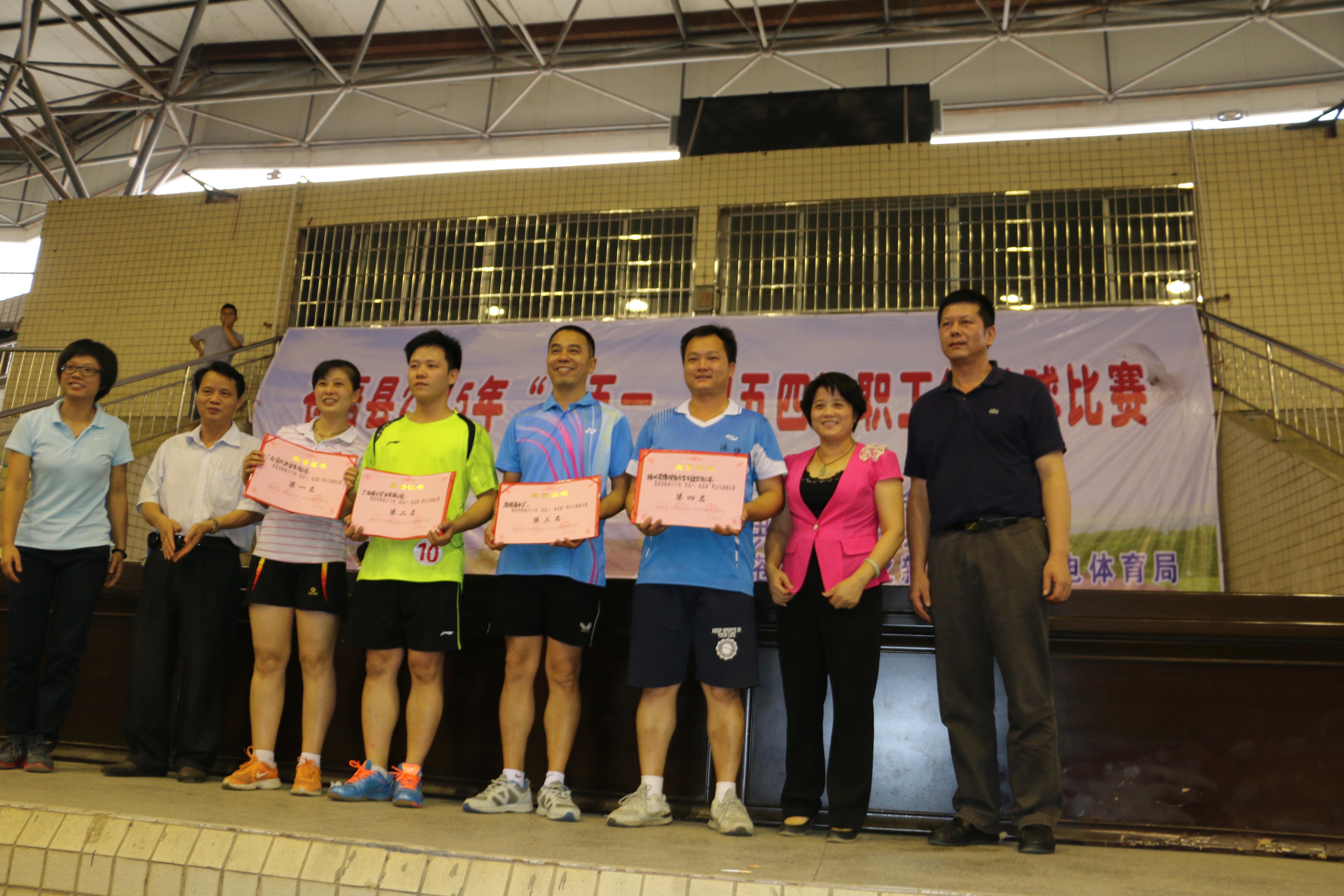 4月26日，由蒼梧縣總工會主辦、共青團蒼梧縣委員會、蒼梧縣文化新聞出版廣電體育局聯(lián)合主辦的&ldquo;慶五一&bull;迎五四&rdquo;職工氣排球比