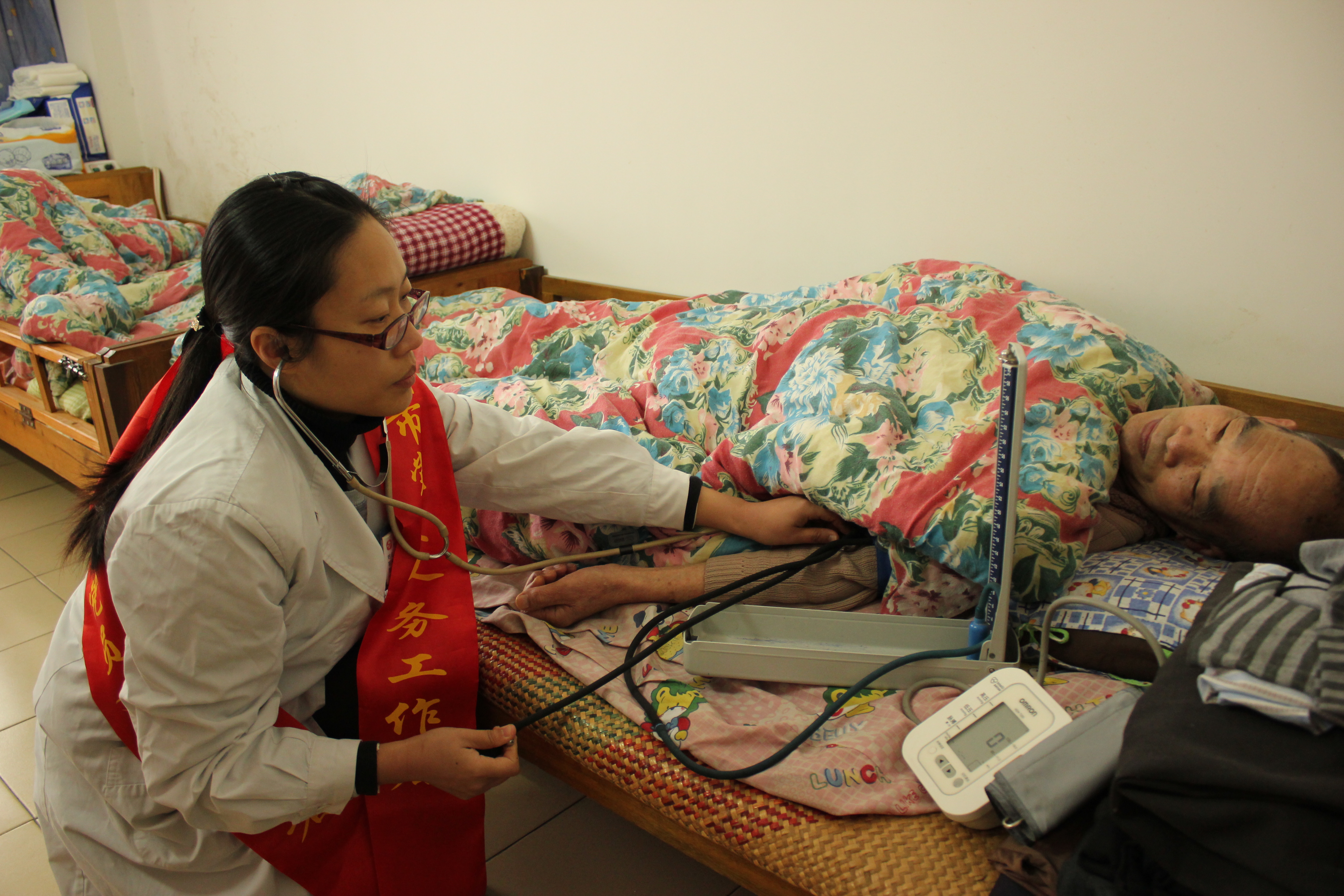 市婦幼保健院聯(lián)合開展“弘揚雷鋒精神，愛心服務社區(qū)”志愿服務活動