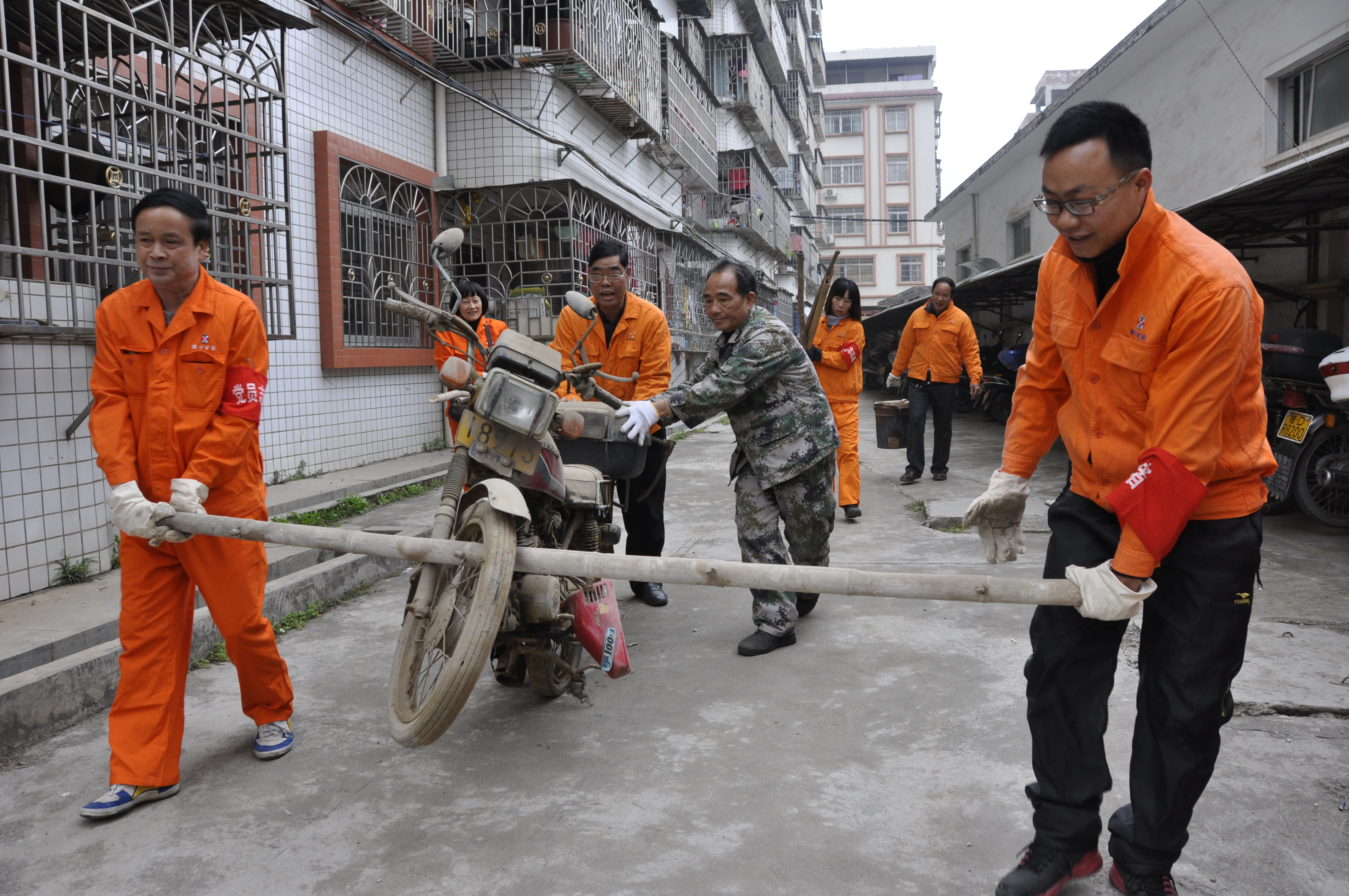 佛子公司開展清理廢舊摩托車、自行車、生活垃圾志愿者服務(wù)活動(dòng)