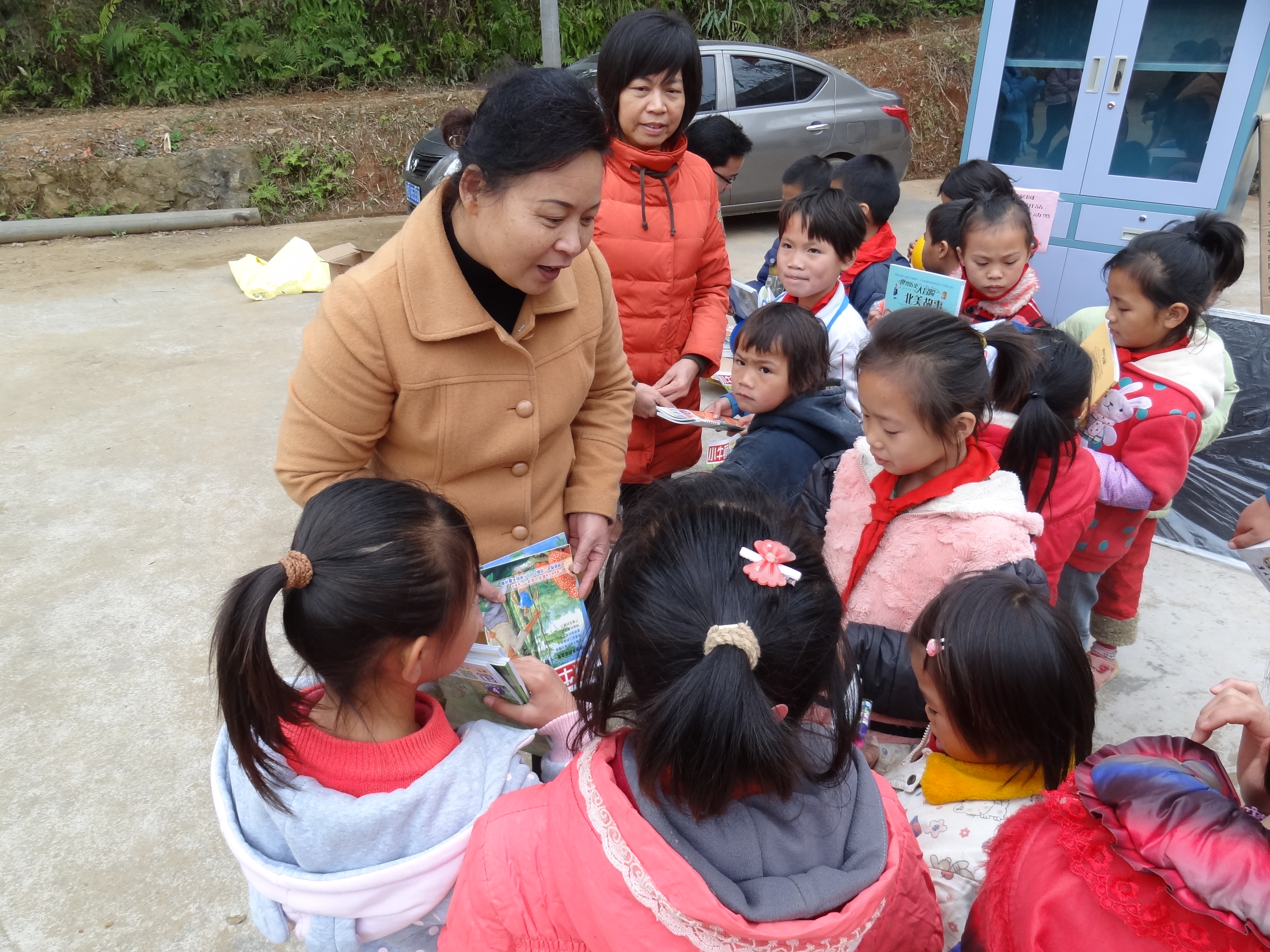 龍圩區(qū)總工會(huì)慰問留守兒童