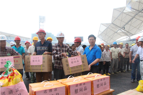 梧州市總工會(huì)黨組書(shū)記、常務(wù)副主席為在建體育場(chǎng)農(nóng)民工送清涼.JPG