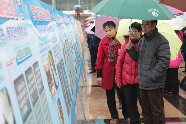 梧州市總工會組織干部職工觀看“查處發(fā)生在群眾身邊的‘四風’和腐敗問題專項工作成果展”