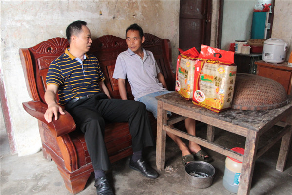 8月12日，梧州市總工會(huì)黨組書記、常務(wù)副主席梁耀中前往藤縣塘步鎮(zhèn)龍安村定點(diǎn)貧困戶家中，為他們送上慰問品并了解他們的家庭情