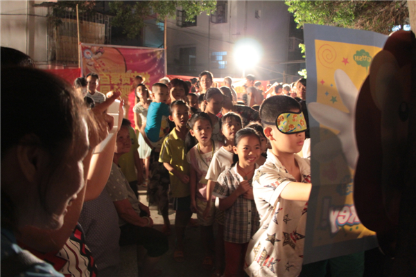 在中秋節(jié)來臨之際，為進(jìn)一步拓展&ldquo;雙報(bào)到&rdquo;活動，踐行&ldquo;兩學(xué)一做&rdquo;學(xué)習(xí)教育，關(guān)愛社區(qū)職工群眾，營造歡樂祥和的節(jié)日氛圍，梧州市