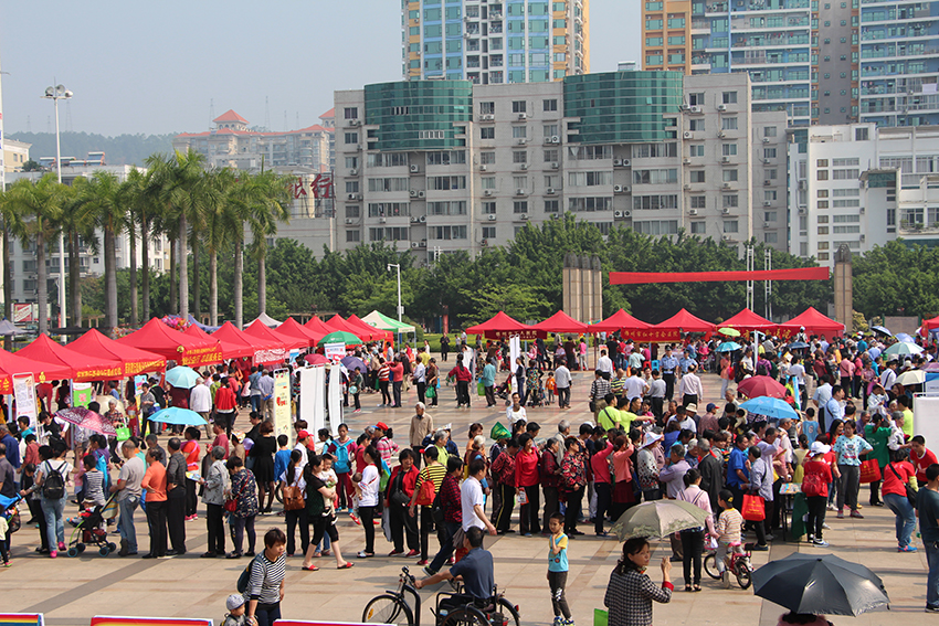 市總工會舉辦慶五一“中國夢，勞動美”服務職工廣場活動(圖文)