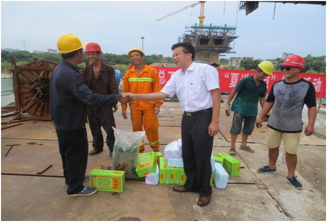 藤縣人大副主任、總工會主席陳淼東在衫花根大橋建設工地開展&ldquo;夏送清涼&rdquo;慰問活動.jpg