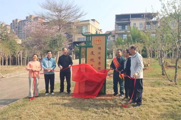 勞模工匠添新綠 春風(fēng)化雨育匠心丨市總工會(huì)舉行勞模工匠文化長(zhǎng)廊揭牌儀式暨義務(wù)植樹活動(dòng)