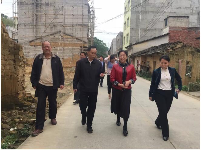 市總工會(huì)黨組書記、常務(wù)副主席梁耀忠到掛點(diǎn)幫扶村調(diào)研