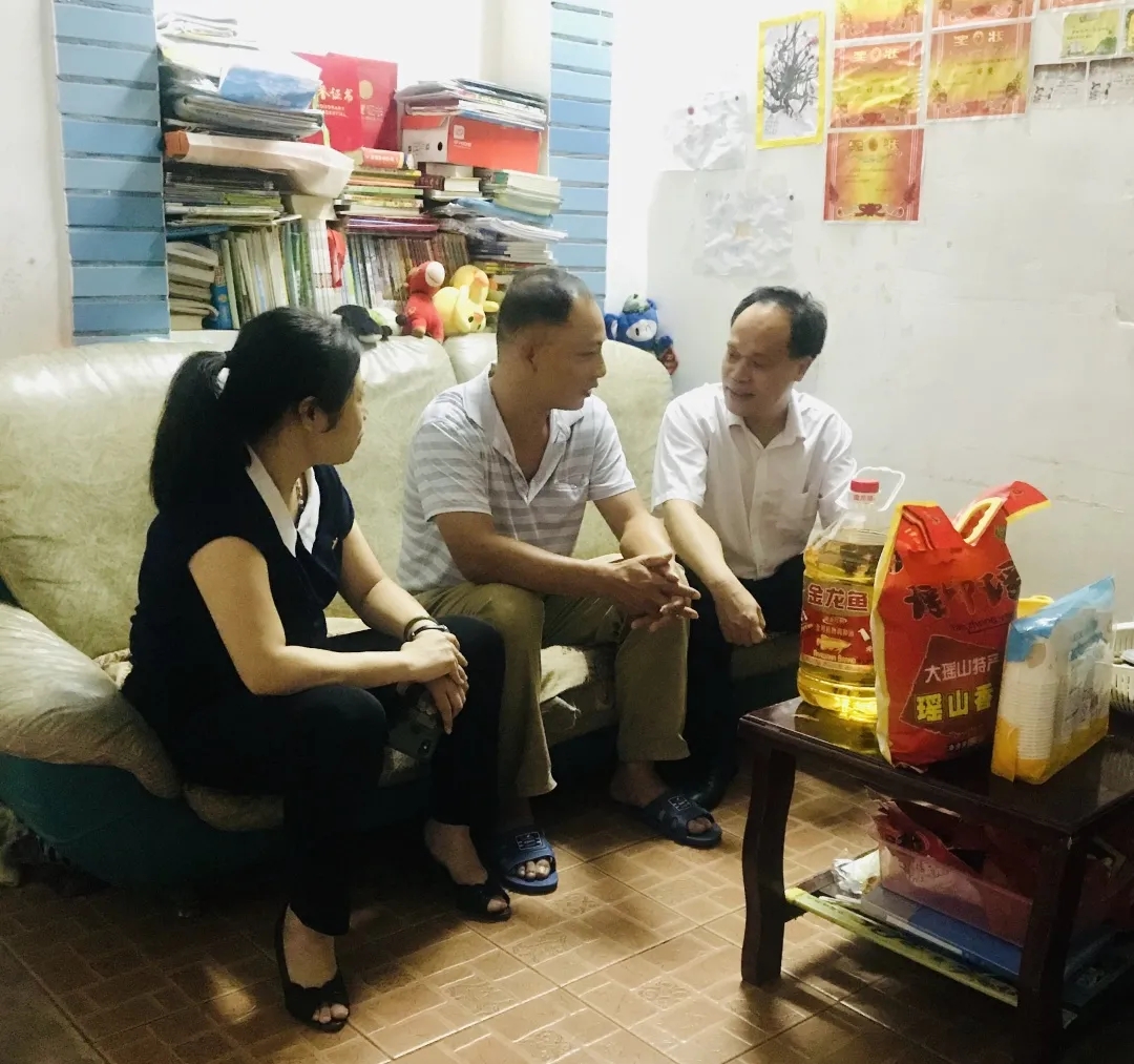 節(jié)日慰問暖人心，結(jié)對幫扶情誼真