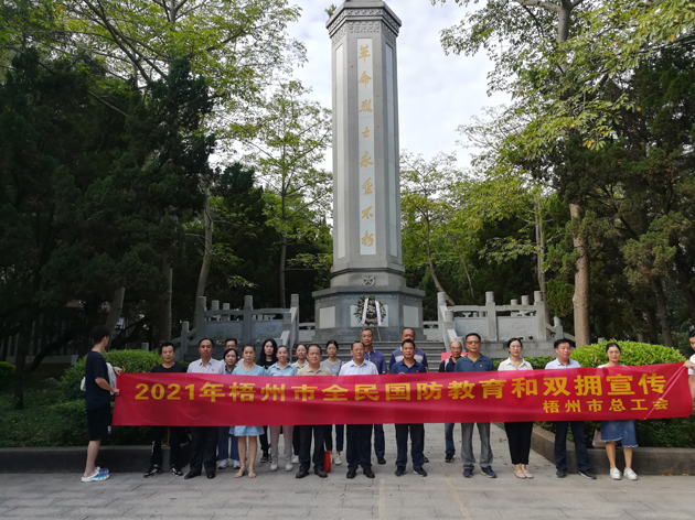 瞻仰烈士紀(jì)念碑，在緬懷烈士中提升國防意識