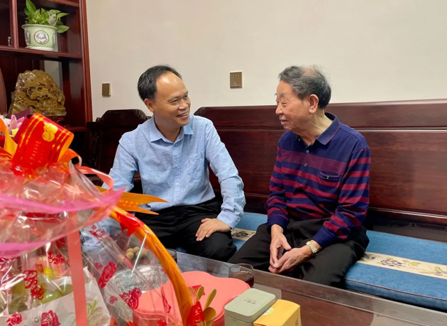 秋意濃，情意真，重陽慰問暖人心