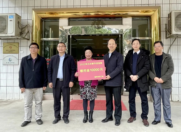 【送溫暖】市總工會開展春節(jié)送溫暖慰問活動