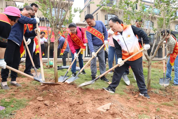 弘揚勞模精神、勞動精神、工匠精神！梧州勞模工匠義務(wù)植樹迎“五一”
