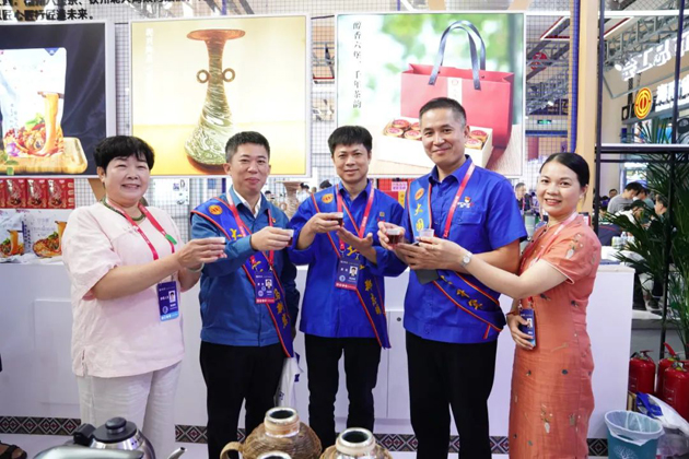 梧茶飄香展魅力，技能創(chuàng)新眾人捧丨梧州六堡茶亮相第二屆大國工匠創(chuàng)新交流大會(huì)