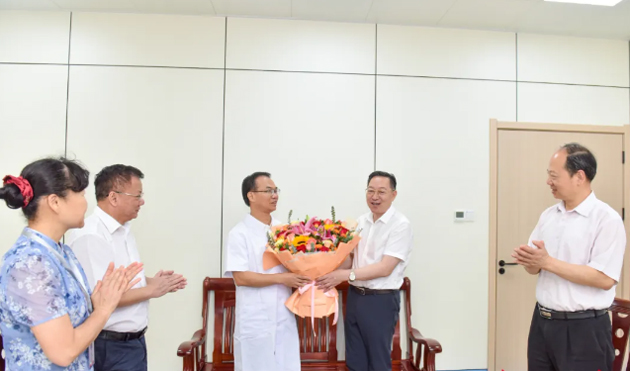 發(fā)揮示范引領作用 展現新擔當新作為丨李振品看望慰問勞動模范和先進工作者代表