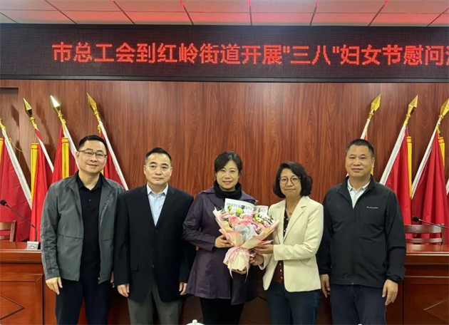 “花”樣過節(jié)，綻放巾幗芳華系列（三）丨市總工會(huì)開展巾幗勞模工匠走訪慰問活動(dòng)
