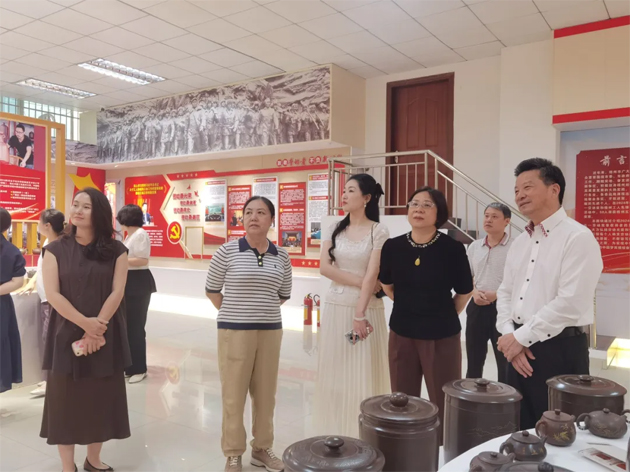 中國曲藝家協(xié)會專家組走進職工之家參觀“潘楚華藝術(shù)事業(yè)主題檔案展”