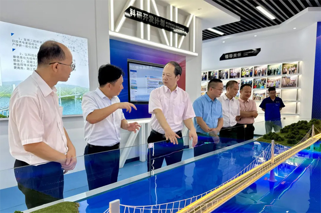 送清涼到工地 “娘家人”在護航 | 梧州市總工會走進蒼容潯江大橋項目工地開展送清涼活動