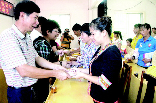 蒼梧縣六堡鎮(zhèn)：召開“企業(yè)集中建會(huì)”暨“農(nóng)民工入會(huì)集中行動(dòng)”現(xiàn)場(chǎng)會(huì)