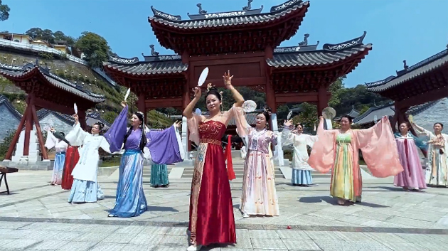 聽(tīng)，梧州學(xué)院的教職工演繹《禮儀之邦》向祖國(guó)73周年華誕獻(xiàn)禮