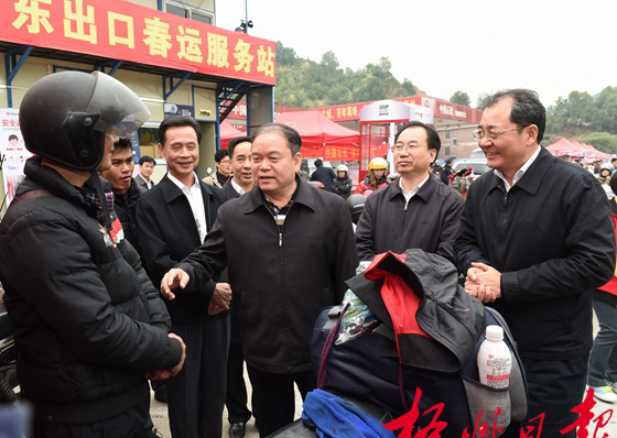 粵桂兩省(區(qū))領導檢查“暖流行動”并開展志愿服務