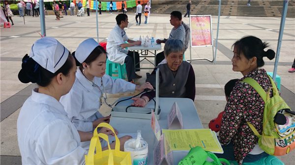 近日，梧州市總工會(huì)在市政廣場(chǎng)舉辦服務(wù)職工和農(nóng)民工活動(dòng)，10多個(gè)基層工會(huì)參與服務(wù)活動(dòng)，圖為醫(yī)療系統(tǒng)組織勞模志愿隊(duì)免費(fèi)義診，