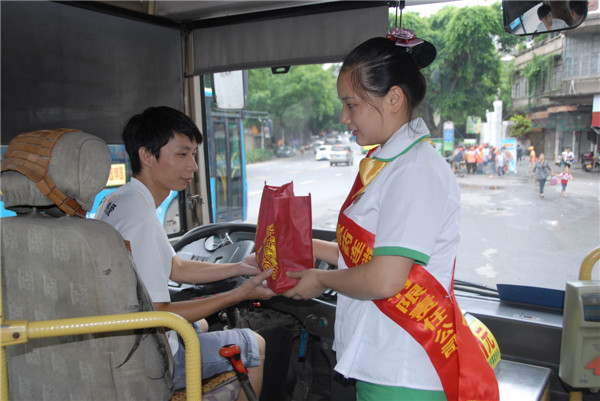 愛(ài)心消暑  呵護(hù)一線職工