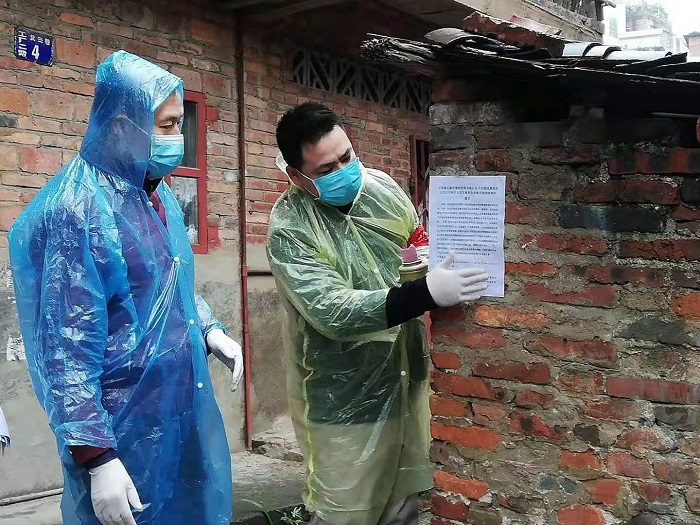 圖3.2月4日，萬秀區(qū)總工會主席莫培燁到龍骨社區(qū)協(xié)助開展疫情防控核查和宣傳工作.jpg