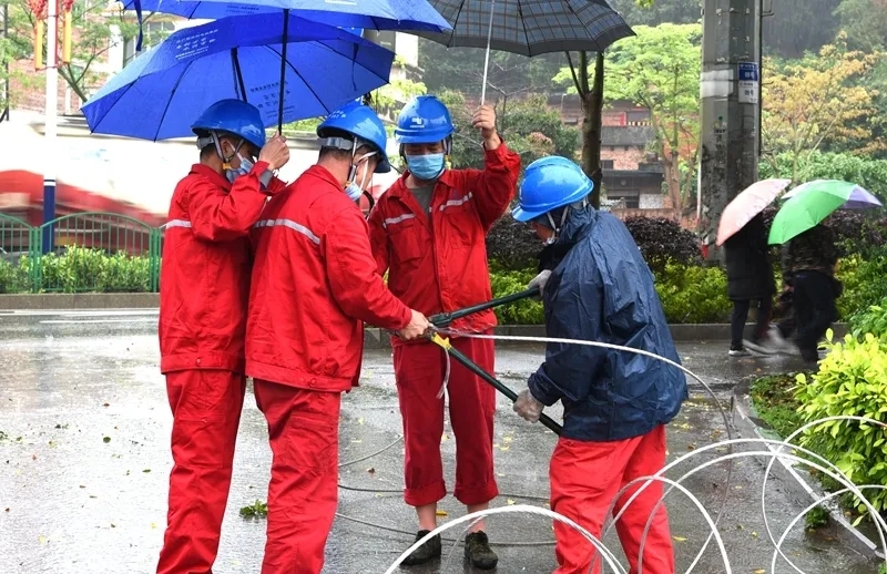  南方電網(wǎng)廣西新電力投資集團蒼梧縣公冒雨搶修線路