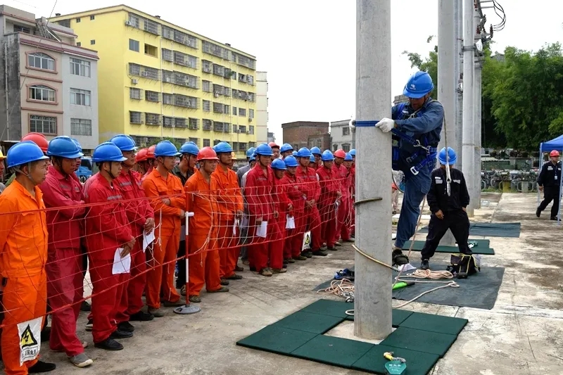 南方電網(wǎng)廣西新電力集團(tuán)梧州供電公司組織外包施工隊(duì)開展 “保命”技能培訓(xùn)