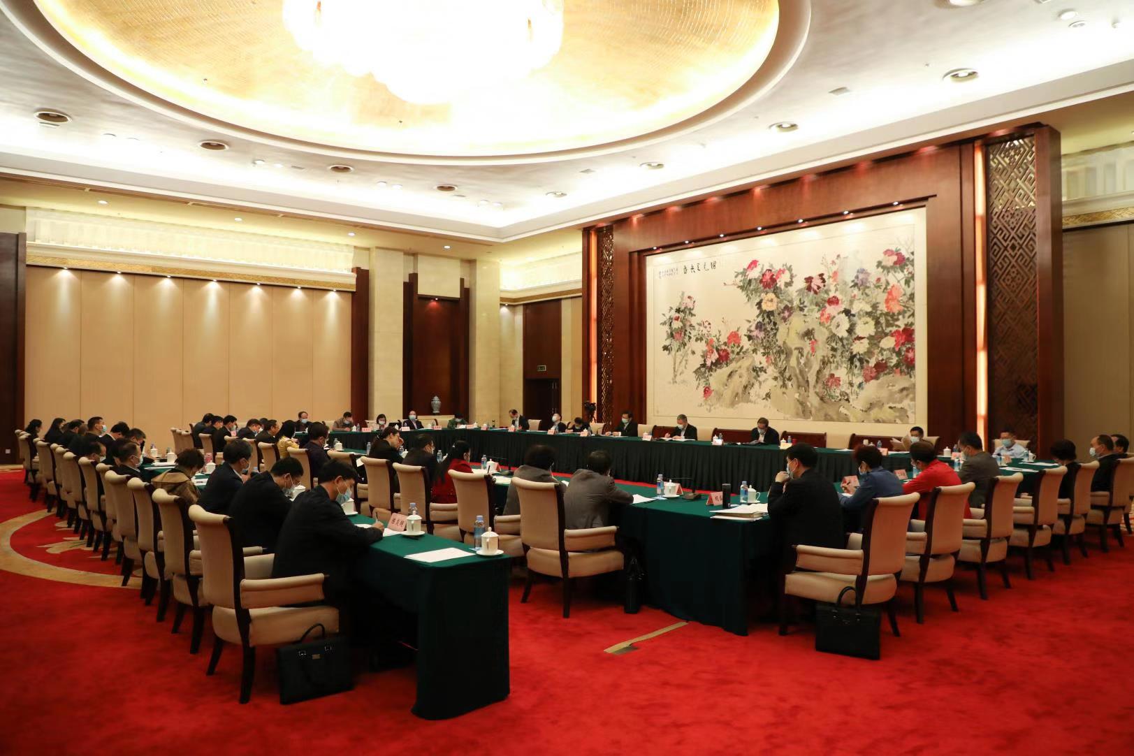 自治區(qū)政協(xié)十二屆四次會(huì)議召開(kāi)期間，工會(huì)界別委員結(jié)合工作實(shí)際，積極建言獻(xiàn)策——