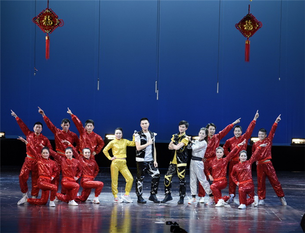 自導(dǎo)自演辦晚會(huì) 熱熱鬧鬧迎新年