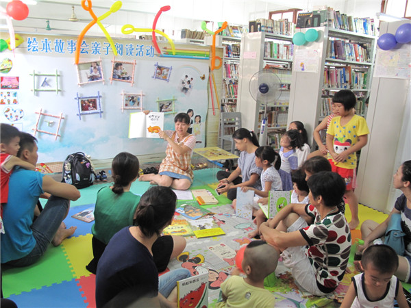 參與繪本故事會(huì)親子閱讀活動(dòng)